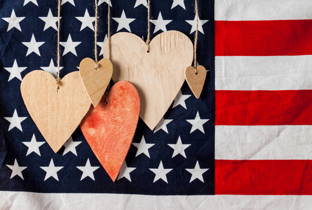corações de madeira no fundo bandeira americana
 - Foto, Imagem