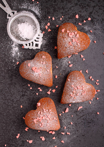 cupcakes in cuore con zucchero a velo su sfondo nero
 - Foto, immagini