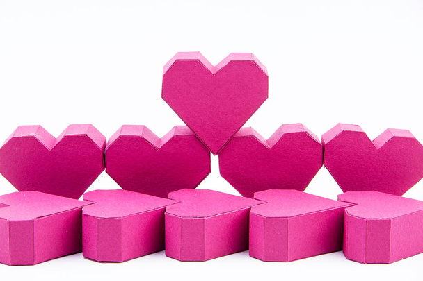 Pilha de papel caixa forma de coração vermelho no fundo rosa com cópia
  - Foto, Imagem