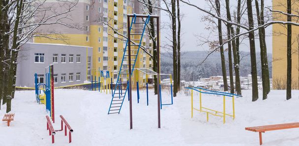 Kültéri edzőteremben téli nyilvános Park közelében apartman komplexum - Fotó, kép