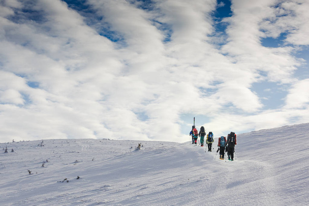 ορειβασία στα βουνά του χειμώνα. Οι άνθρωποι ταξιδεύουν και sport concept - Φωτογραφία, εικόνα