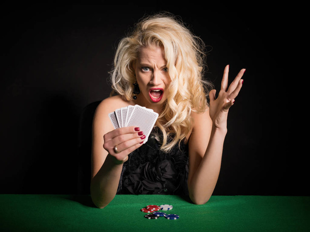Juegos Mujer en shock sobre su terrible cubierta en el póquer juego
 - Foto, imagen