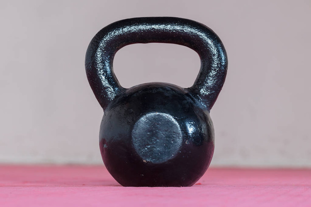 schwarze Kettlebell im Fitnessstudio - Foto, Bild