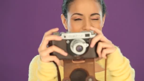 Femme avec caméra vintage
 - Séquence, vidéo