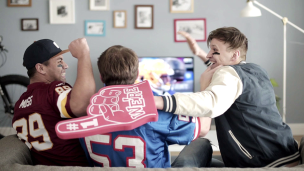 Dojrzałych mężczyzn oglądania meczu piłki nożnej w domu  - Materiał filmowy, wideo