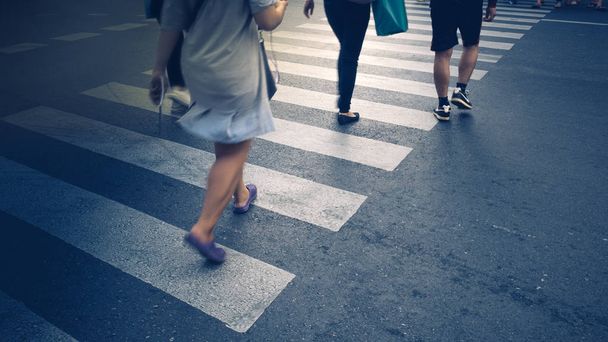 Movimento de travessia pedestre zebra ou passarela na Ásia. Pés dos pedestres que cruzam na rua de cidade closeup
. - Foto, Imagem