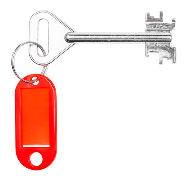 llave grande de la puerta con el llavero en blanco rojo aislado
 - Foto, imagen