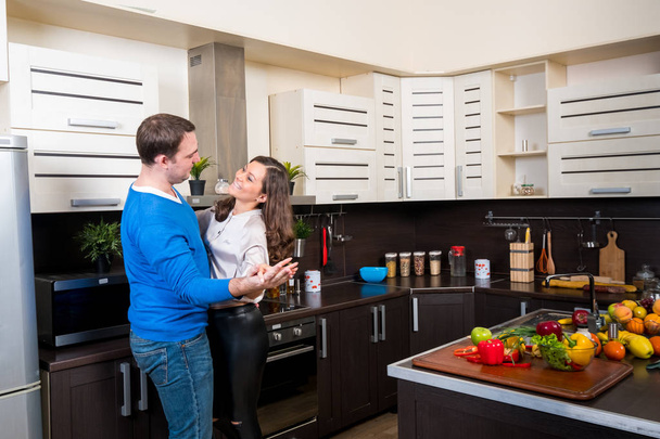 Jeune couple s'amuser dans la cuisine
 - Photo, image