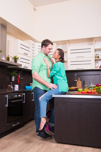 Молодая пара веселится на кухне
 - Фото, изображение
