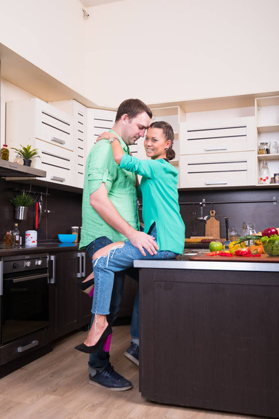 junges Paar hat Spaß in der Küche - Foto, Bild
