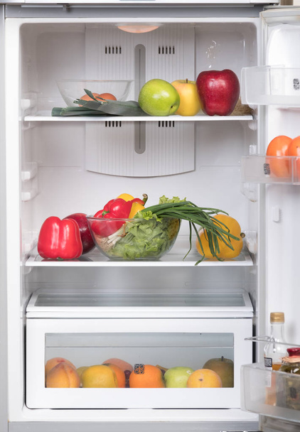 Відкритий холодильник з фруктами та овочами
 - Фото, зображення