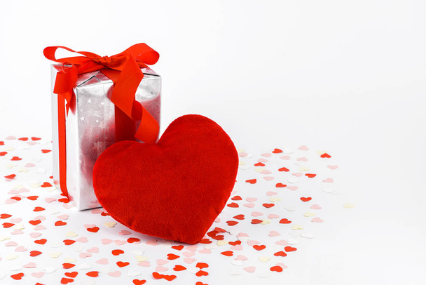 Valentin-nap, a díszdobozban és a szív alakú párna - Fotó, kép