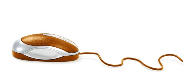 Помаранчева комп'ютерна миша з кабелем на білому тлі
 - Фото, зображення