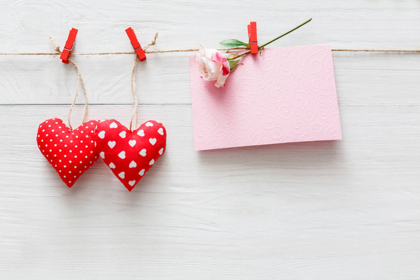 Fond Saint Valentin, coeur d'oreiller et carte sur bois
 - Photo, image