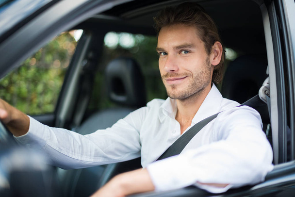 Smiling man driving car - Zdjęcie, obraz