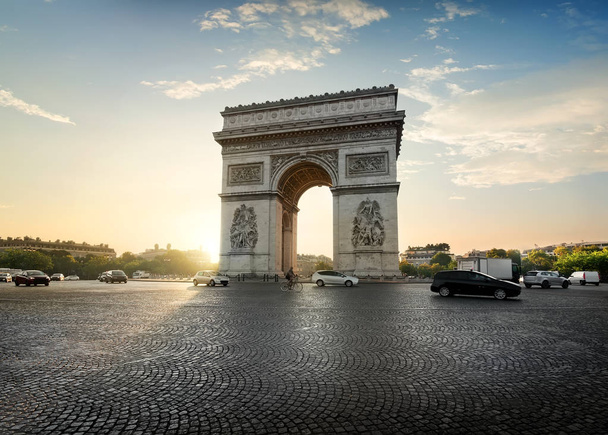 Trafic près de Arc de Triomphe
 - Photo, image