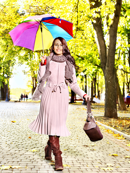 Frau trägt Herbstmantel im Freien. - Foto, Bild
