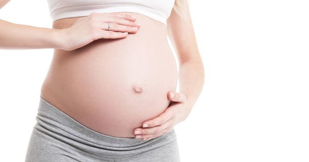 Gros plan de la femme enceinte qui touche son ventre
 - Photo, image