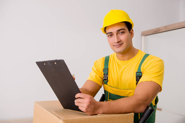 Man delivering boxes during house move - Foto, Bild