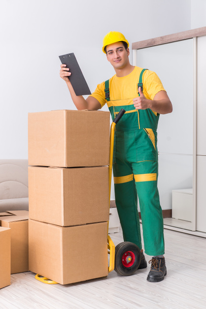 Dopravní pracovník doručující krabice do domu - Fotografie, Obrázek
