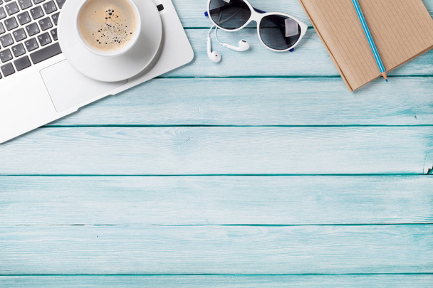 Стіл з ноутбуком, кавою та сонцезахисними окулярами
 - Фото, зображення