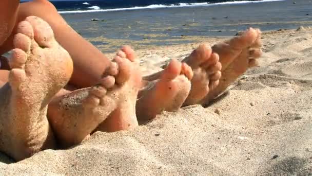 kumlu sahilde yatan ayaklar - Video, Çekim