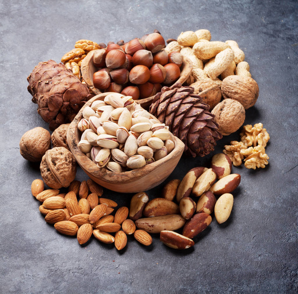 Erilaisia pähkinöitä kulhoissa
 - Valokuva, kuva