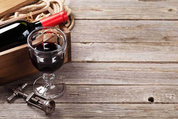 пляшка червоного вина і склянка
 - Фото, зображення