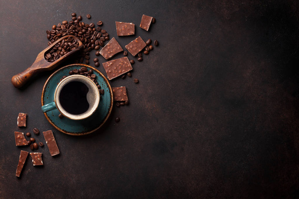 Coffee cup, beans and chocolate - Foto, afbeelding