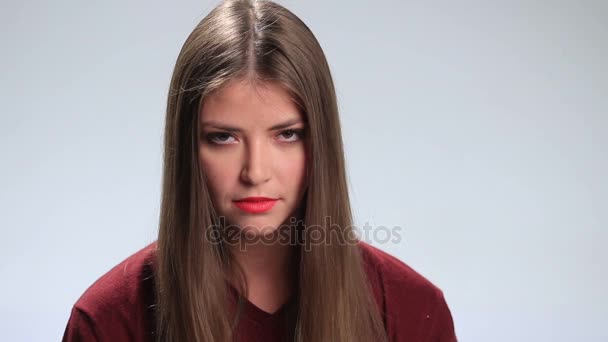 Szép csalódott nő gonoszul nézett - Felvétel, videó