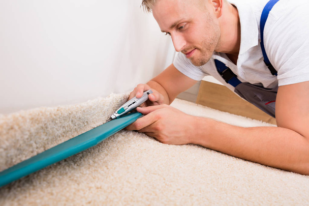 Man Cutting Carpet - Foto, Imagem