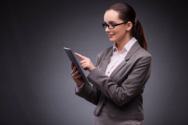Femme avec tablette informatique dans le concept d'entreprise - Photo, image