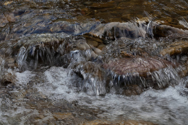 kirkas vuoren juokseva vesi, huomaa matala syvyys kentän
 - Valokuva, kuva