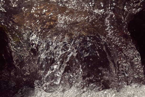extracción de agua corriente de montaña clara, nota poca profundidad de campo
 - Foto, imagen