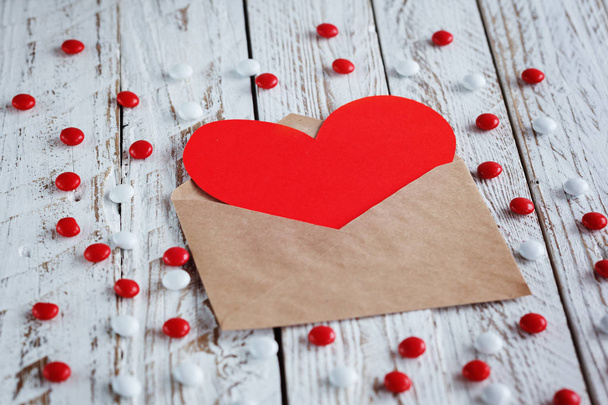 Simple envelope with red paper heart valentine card - Φωτογραφία, εικόνα