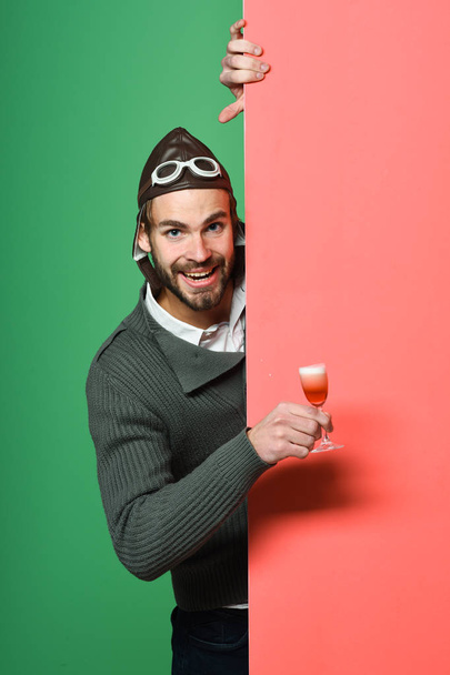 bearded pilot with cocktail in glass - Foto, Imagen