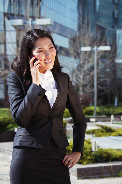 Portrait of a cute business woman over business center on back - Foto, Bild