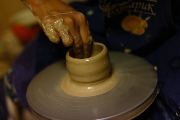 Ceramista argilla creando sulla ruota ceramica
 - Foto, immagini