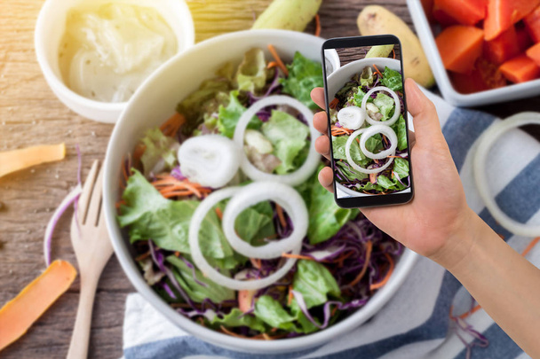 main humaine tenir smartphone, tablette, téléphone portable sur cuisine floue
 - Photo, image