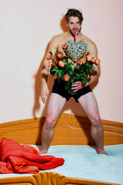 bearded macho man with roses - Foto, afbeelding
