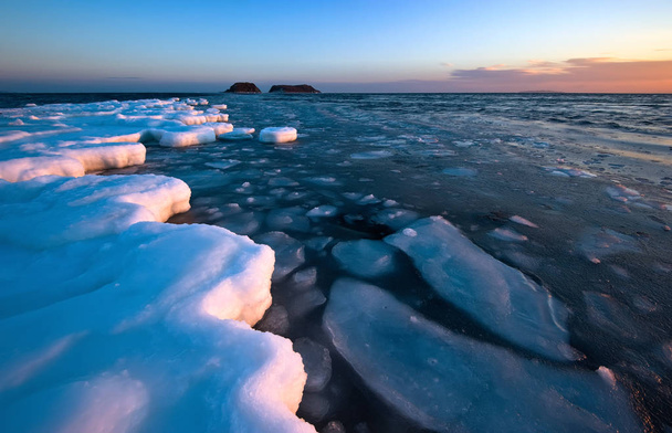 Sunset on the ice, winter coast - Zdjęcie, obraz