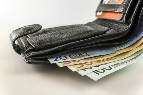 Portefeuille ouvert en cuir pour hommes avec billets en euros billets, pièces et c
 - Photo, image