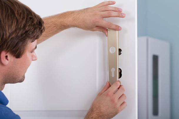 Carpenter Installing Door Lock - Foto, Bild