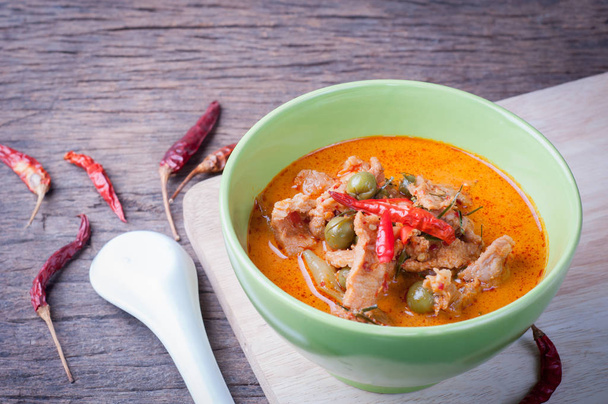 domuz eti panang köri, sıcak Sour curry, Tay loca ile mutfak masası - Fotoğraf, Görsel