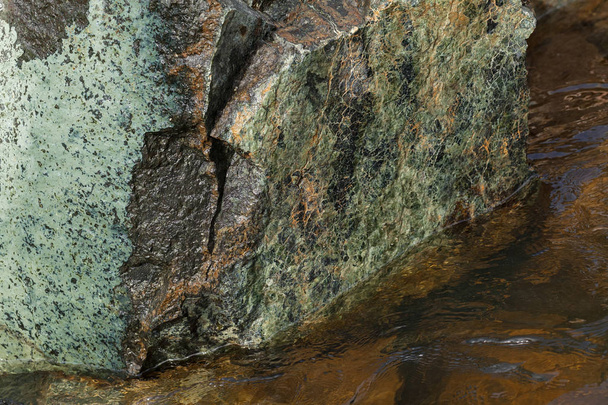 steen onder het bergwater, noteer ondiepe velddiepte - Foto, afbeelding