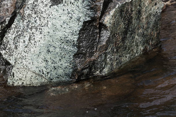 Stein unter dem Bergwasser, beachten Sie die geringe Schärfentiefe - Foto, Bild