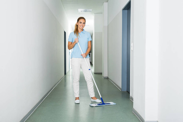 Janitor Cleaning Floor - Valokuva, kuva