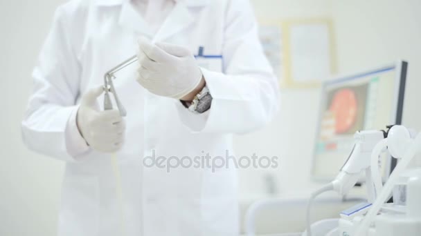 proctologist holding Ligador hemorroidal - Filmagem, Vídeo