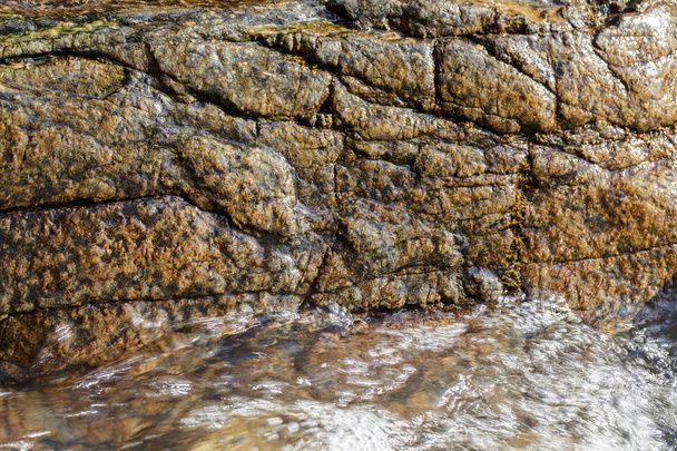 Stein unter dem Bergwasser, beachten Sie die geringe Schärfentiefe - Foto, Bild