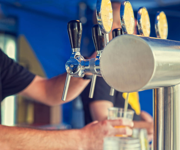Draught draft torneiras de cerveja em um bar
 .  - Foto, Imagem